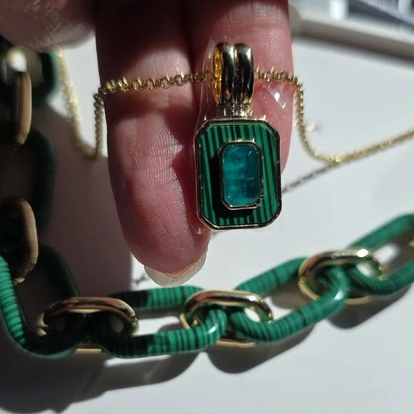 LUXE LAYERS Gold and Green Layered Chain Necklace with Emerald-Style Pendant - Picture 3 of 6